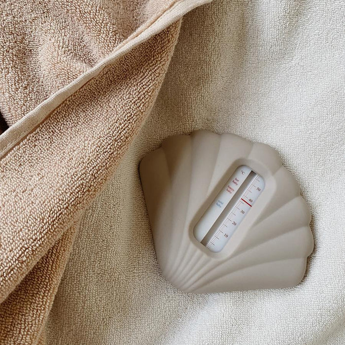 Silicone Bath Thermometer - Shell - Warm Grey par Konges Sløjd - Gifts $50 or less | Jourès