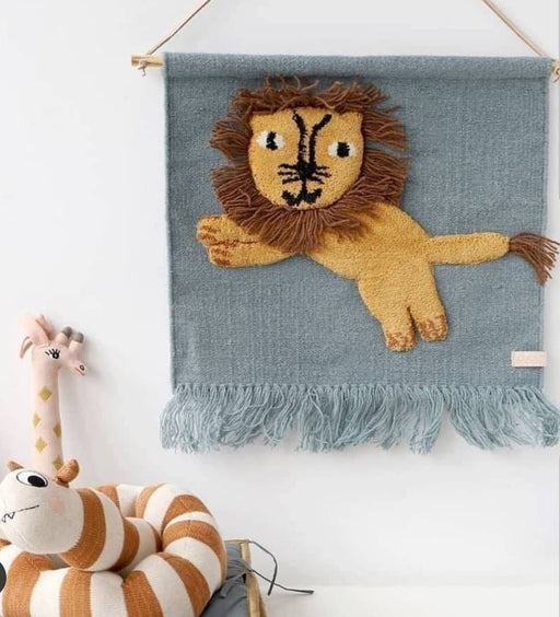Affiche murale textile - Lion farceur  par OYOY Living Design - Chambre de bébé | Jourès