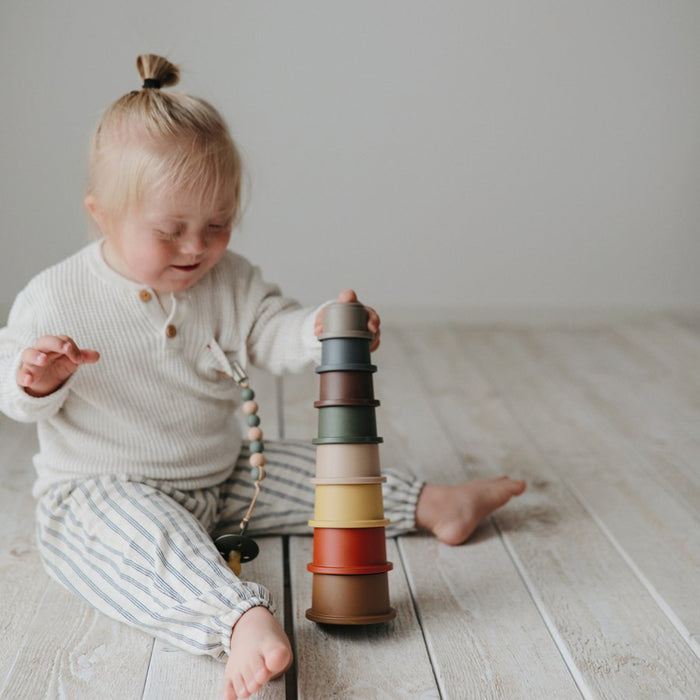 Stacking Cups Tower - Retro par Mushie - Toys, Teething Toys & Books | Jourès